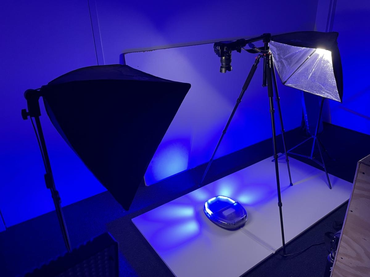 Behind the scenes of a flash pattern video with the UBL ilumex Mini Light Bar highlighting blue LED lights